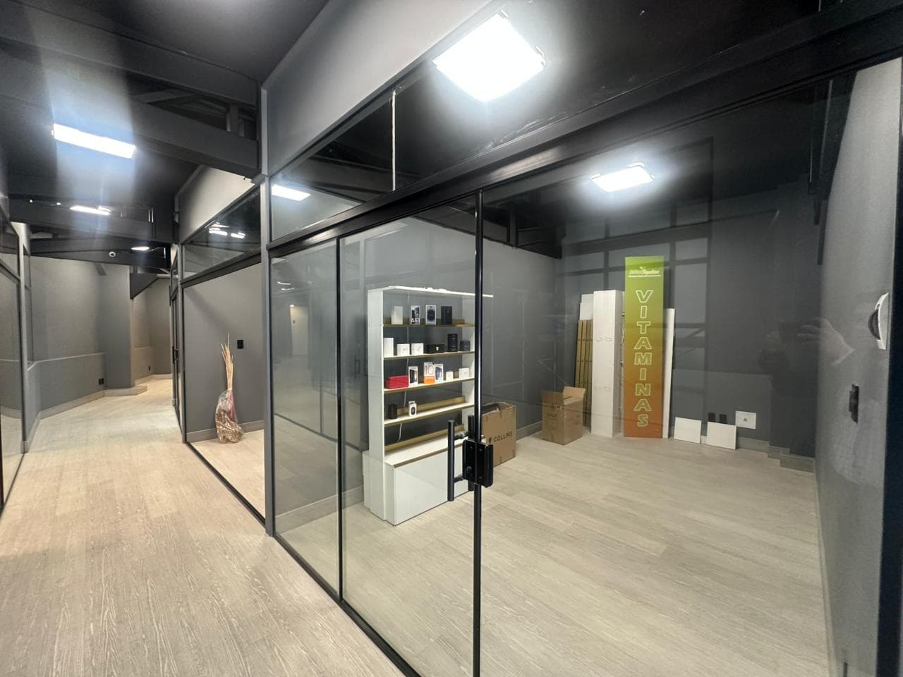 Lobby de Smart Tower con doble altura y mobiliario moderno