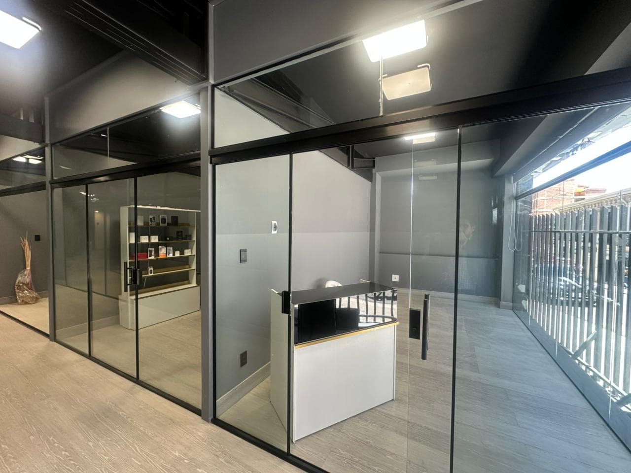 Oficina abierta con iluminación natural